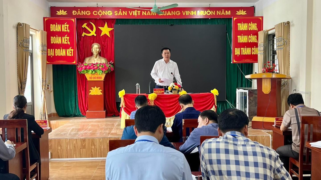 Bí thư Huyện ủy xuống thăm và làm việc tại UBND thị trấn Đồng Văn