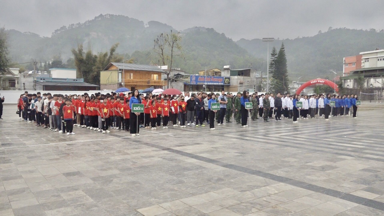 Thị trấn Đồng Văn tổ chức lễ phát động “Toàn dân rèn luyện thân thể theo gương Bác Hồ vĩ đại” & Ngày chạy Olympic vì sức khỏe toàn dân